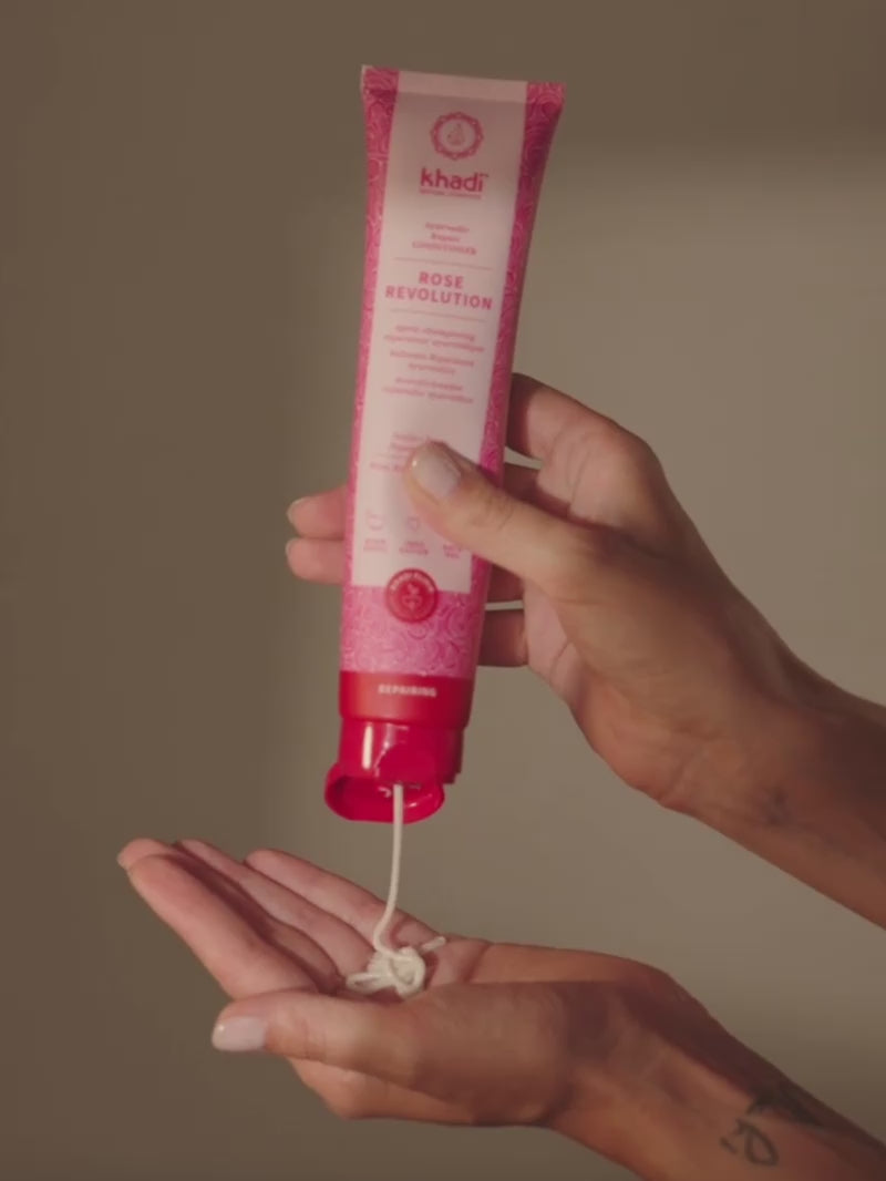 Video de modelo aplicando el acondicionador Rose Revolution