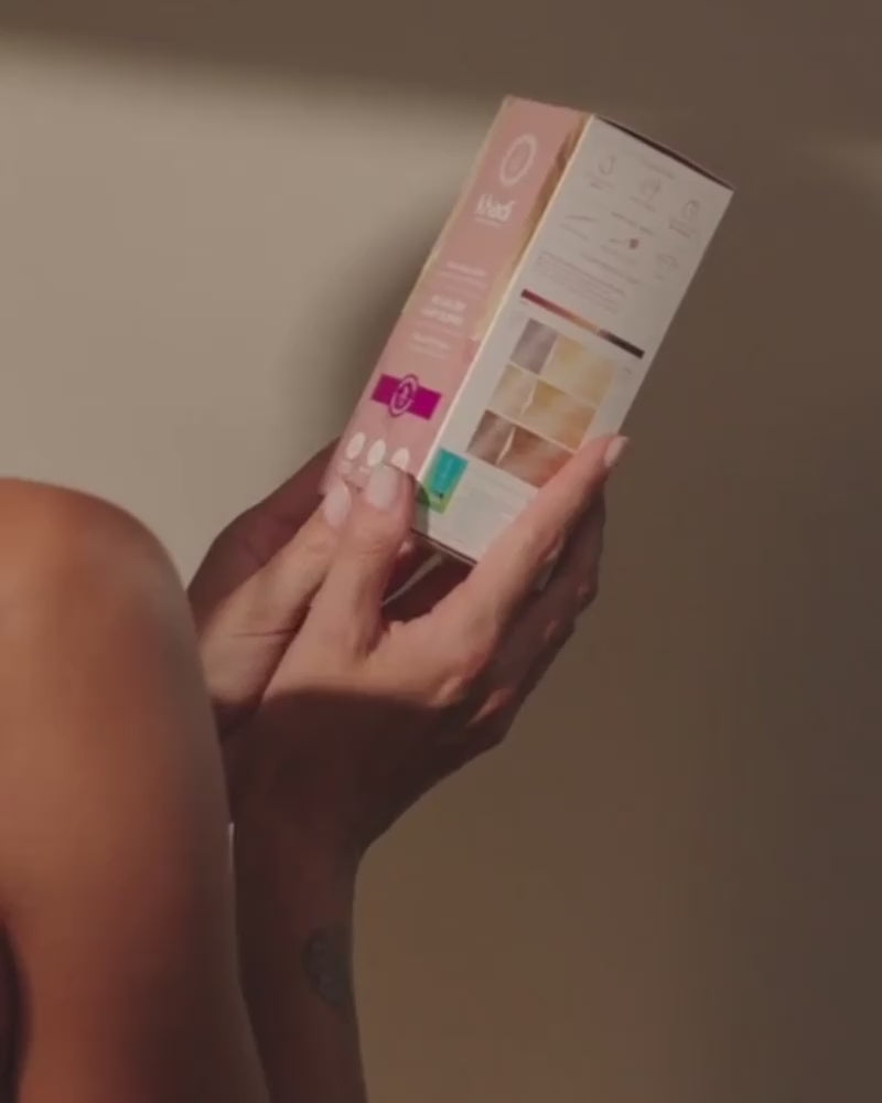 Vídeo de una modelo con tinte vegetal khadi Rubio Claro y envase.