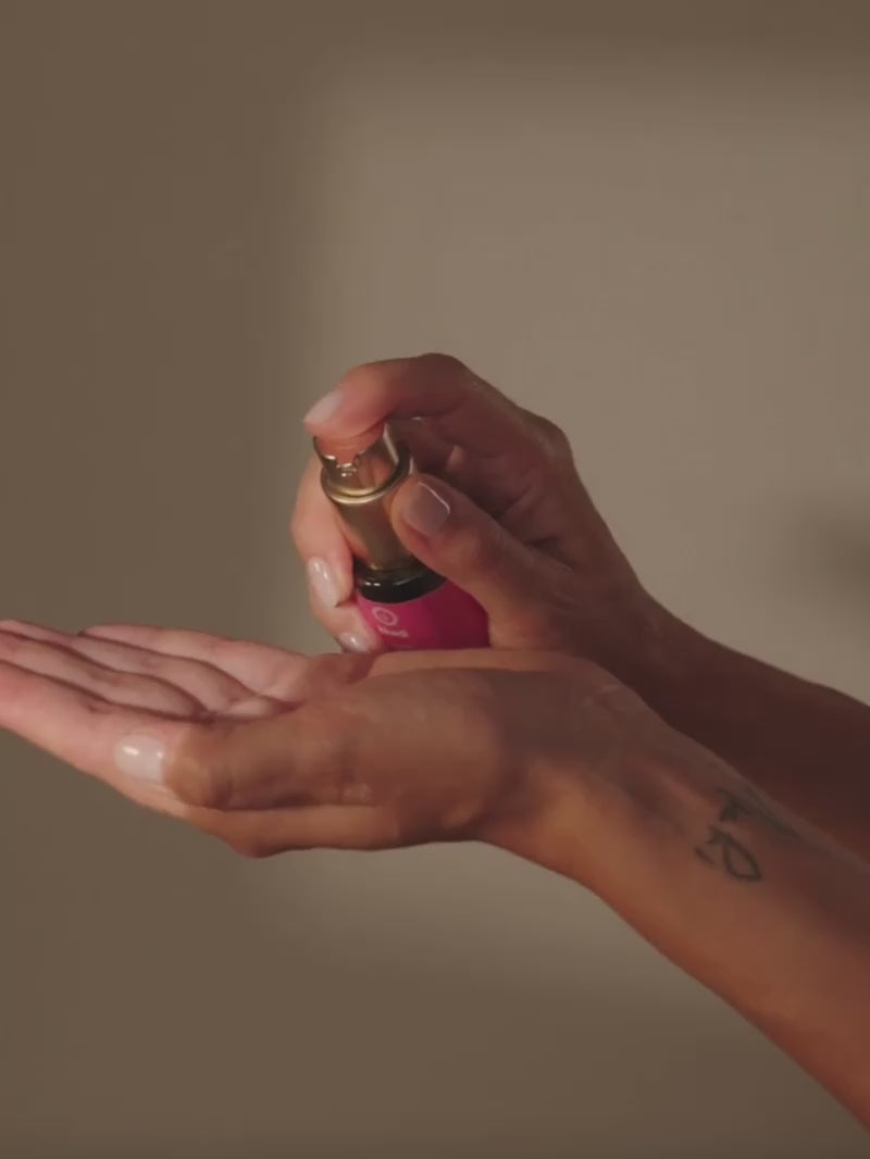 Video de modelo aplicando el aceite capilar Rose Repair de khadi en su cabello