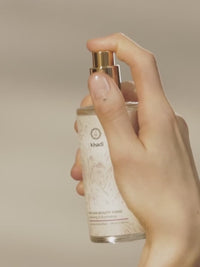 Video de mujer mostrando el Tónico Hidratante Mayura Beauty.