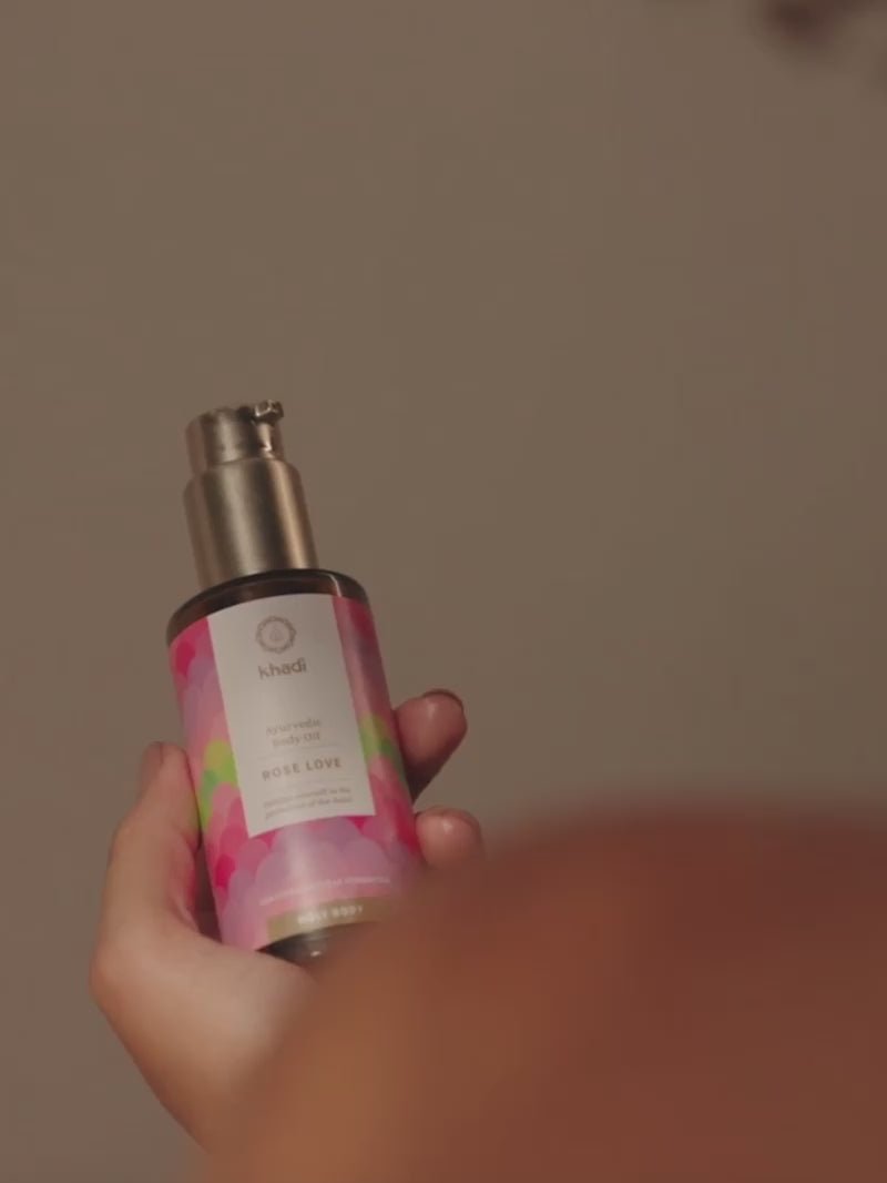 Video von Khadi Rose Love Körperöl auf Modelkörper