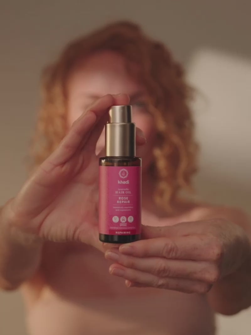Video de modelo mostrando el aceite capilar Rose Repair de khadi