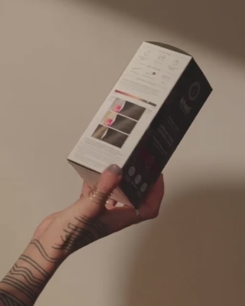 Vídeo de una modelo con empaque del tinte vegetal castaño ceniza.