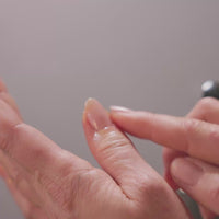 Video que muestra cómo masajear las uñas y cutícula con el aceite