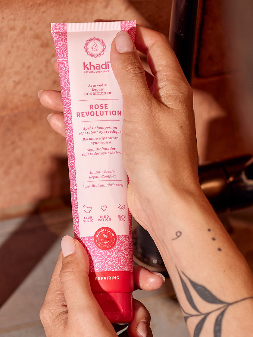 Imagen de modelo mostrando el acondicionador Rose Revolution