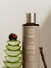 Imagen de champú shikakai con Aloe Vera y otros ingredientes