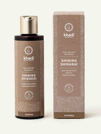 Imagen de champú Shining Shikakai con empaque