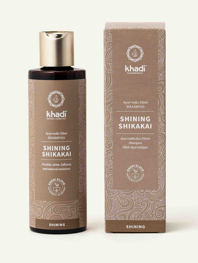 Imagen de champú Shining Shikakai con empaque
