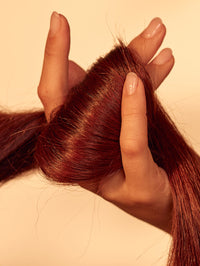 Imagen mostrando la fuerza del cabello de la modelo